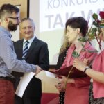 15.06.20222. Kielce. Gala finałowa konkursu "Tak widzę świat, tak go czuję...". Na zdjęciu (od lewej): Tomasz Bar - zwycięzca konkursu, Zbigniew Koniusz - wojewoda świętokrzyski, dr hab. Anna Wzorek - profesor UJK, dr hab. Małgorzata Krzysztofik - profesor UJK / Wiktor Taszlow / Radio Kielce