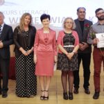 15.06.20222. Kielce. Gala finałowa konkursu "Tak widzę świat, tak go czuję...". Na zdjęciu (od lewej): Zbigniew Koniusz - wojewoda świętokrzyski, Dorota Klusek - Radio Kielce, dr hab. Anna Wzorek - profesor UJK, dr hab. Małgorzata Krzysztofik - profesor UJK, Janusz Knap - prezes zarządu Polskiego Radia Kielce, Tomasz Bar - zwycięzca konkursu / Wiktor Taszlow / Radio Kielce