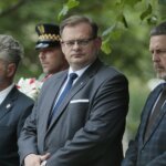 15.06.2022. Kielce. Ulica Solna. Uczczenie rocznicy zamachu na Franza Wittka. Na zdjęciu (od lewej): senator Krzysztof Słoń, Jan Józef Kasprzyk -  szef Urzędu do Spraw Kombatantów i Osób Represjonowanych, Jarosław Karyś - przewodniczący Rady Miasta Kielce / Wiktor Taszłow / Radio Kielce