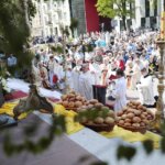 16.06.2022. Kielce. Boże Ciało. Procesja do czterech ołtarzy / Wiktor Taszłow / Radio Kielce
