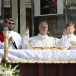 16.06.2022. Kielce. Boże Ciało. Procesja do czterech ołtarzy / Wiktor Taszłow / Radio Kielce