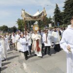 16.06.2022. Kielce. Boże Ciało. Procesja do czterech ołtarzy / Wiktor Taszłow / Radio Kielce