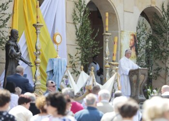 Ulicami miast i wsi przejdą procesje eucharystyczne