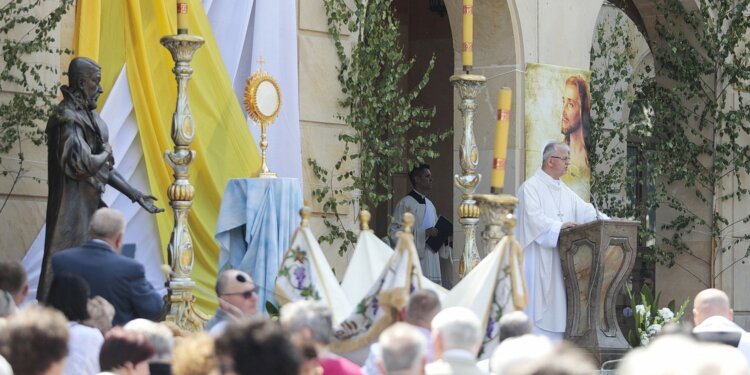 Ulicami miast i wsi przejdą procesje eucharystyczne