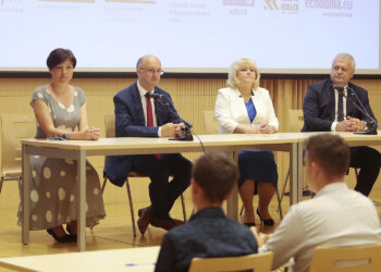 17.06.2022. Kielce. Finał Konkursu Wiedzy o Organizacji Narodów Zjednoczonych. Na zdjęciu (od lewej): Sylwia Tarłowska Bouderau - Świętokrzyskie Kopalnie Surowców Mineralnych, Piotr Wawrzyk - wiceminister spraw zagranicznych, Renata Bilska - zastępca Departament Edukacji, Sportu, Turystyki i Spraw Zagranicznych w Urzędzie Marszałkowskim Województwa Świętokrzyskiego, Krzysztof Pawełek - prezes Enea Połaniec Serwis / Fot. Wiktor Taszłow - Radio Kielce