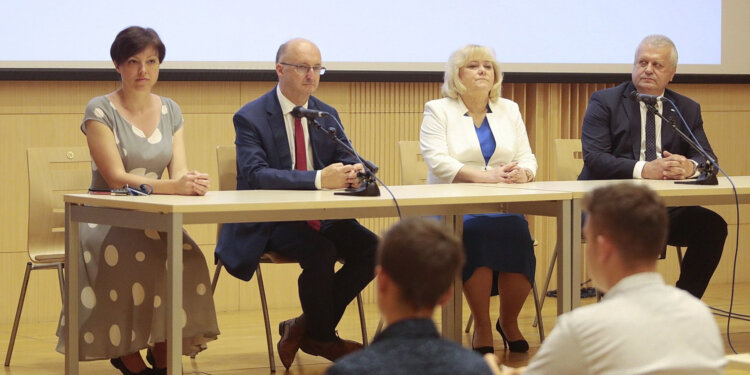 17.06.2022. Kielce. Finał Konkursu Wiedzy o Organizacji Narodów Zjednoczonych. Na zdjęciu (od lewej): Sylwia Tarłowska Bouderau - Świętokrzyskie Kopalnie Surowców Mineralnych, Piotr Wawrzyk - wiceminister spraw zagranicznych, Renata Bilska - zastępca Departament Edukacji, Sportu, Turystyki i Spraw Zagranicznych w Urzędzie Marszałkowskim Województwa Świętokrzyskiego, Krzysztof Pawełek - prezes Enea Połaniec Serwis / Fot. Wiktor Taszłow - Radio Kielce