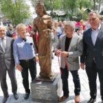 10.06.2022. Busko-Zdrój. Odsłonięcie pomnika królowej Jadwigi. Na zdjęciu (od lewej): Waldemar Sikora - burmistrz Buska, Leszek Gadawski - prezes TMB, Robert Burchan - przewodniczący rady miejskiej w Busku-Zdroju / Marta Gajda-Kruk / Radio Kielce