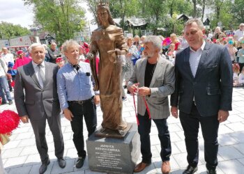 10.06.2022. Busko-Zdrój. Odsłonięcie pomnika królowej Jadwigi. Na zdjęciu (od lewej): Waldemar Sikora - burmistrz Buska, Leszek Gadawski - prezes TMB, Robert Burchan - przewodniczący rady miejskiej w Busku-Zdroju / Marta Gajda-Kruk / Radio Kielce