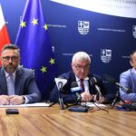 03.06.2022. Kielce. Konferencja w urzędzie marszałkowski. Na zdjęciu (od lewej): Tomasz Jamka - członek Zarządu Województwa Świętokrzyskiego, Andrzej Bętkowski - marszałek województwa świętokrzyskiego, Piotr Kisiel - Dyrektor Departamentu Edukacji, Sportu, Turystyki i Spraw Zagranicznych Urzędu Marszałkowskiego / Urząd Marszałkowski Województwa Świętokrzyskiego