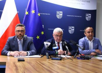 03.06.2022. Kielce. Konferencja w urzędzie marszałkowski. Na zdjęciu (od lewej): Tomasz Jamka - członek Zarządu Województwa Świętokrzyskiego, Andrzej Bętkowski - marszałek województwa świętokrzyskiego, Piotr Kisiel - Dyrektor Departamentu Edukacji, Sportu, Turystyki i Spraw Zagranicznych Urzędu Marszałkowskiego / Urząd Marszałkowski Województwa Świętokrzyskiego