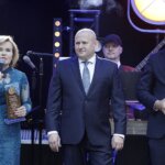 11.06.2022 Kielce. Gala na koniec  I Międzynarodowych Targów Branży Bokserskiej. Na zdjęciu od lewej: wiceminister sportu Anna Krupka, prezes PZB Grzegorz Nowaczek i zastępca prezydenta Kielc Marcin Chłodnicki / Jarosław Kubalski / Radio Kielce