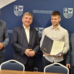 28.06.2022. Kielce. Wręczenie stypendiów dla sportowców. Na zdjęciu (od lewej): Tomasz Jamka - członek zarządu województwa świętokrzyskiego, Andrzej Pruś - przewodnicząc sejmiku województwa, Łukasz Majchrzak - K.S. Vive, Andrzej Bętkowski - marszałek województwa świętokrzyskiego / Fot. Maciej Makuła - Radio Kielce
