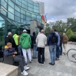 21.06.2022. Kielce. Narodowy Bank Polski Oddział Okręgowy w Kielcach. Kolejka do zakupu srebrnych monet kolekcjonerskich / Fot. Sebastian Kalwat - Radio Kielce