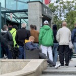 21.06.2022. Kielce. Narodowy Bank Polski Oddział Okręgowy w Kielcach. Kolejka do zakupu srebrnych monet kolekcjonerskich / Fot. Sebastian Kalwat - Radio Kielce