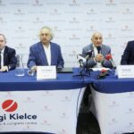 07.06.2022 Kielce. Konferencja prasowa przed wyścigiem kolarskim Tour de Pologne. Na zdjęciu (od lewej): Marek Bogusławski - wicemarszałek województwa świętokrzyskiego, Andrzej Mochoń - prezes Targów Kielce, Czesław Lang - organizator wyścigu Tour de Pologne i Marcin Chłodnicki - zastępca prezydenta Kielc  / Jarosław Kubalski / Radio Kielce