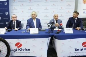 07.06.2022 Kielce. Konferencja prasowa przed wyścigiem kolarskim Tour de Pologne. Na zdjęciu (od lewej): Marek Bogusławski - wicemarszałek województwa świętokrzyskiego, Andrzej Mochoń - prezes Targów Kielce, Czesław Lang - organizator wyścigu Tour de Pologne i Marcin Chłodnicki - zastępca prezydenta Kielc / Jarosław Kubalski / Radio Kielce