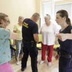 07.06.2022 Kielce. Strażnicy miejscy uczą seniorów samoobrony / Jarosław Kubalski / Radio Kielce