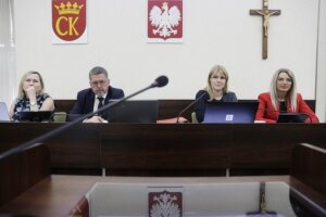 09.06.2022 Kielce. UM. Sesja rady miasta. Na zdjęciu od lewej: wiceprzewodnicząca rady Anna Kibortt, przewodniczący rady Jarosław Karyś i wiceprzewodniczące Katarzyna Czech-Kruczek i Joanna WIniarska / Jarosław Kubalski / Radio Kielce