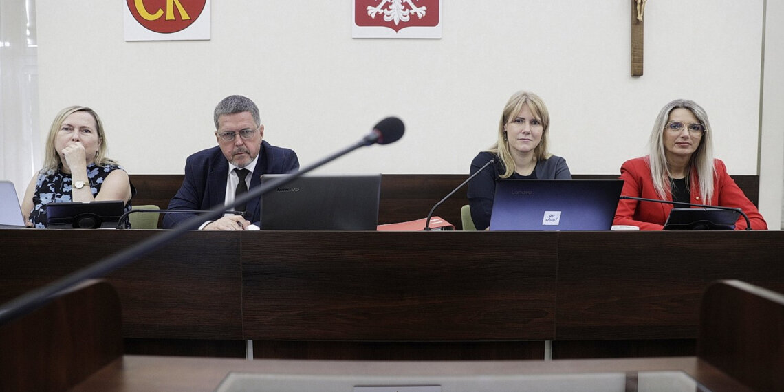 09.06.2022 Kielce. UM. Sesja rady miasta. Na zdjęciu od lewej: wiceprzewodnicząca rady Anna Kibortt, przewodniczący rady Jarosław Karyś i wiceprzewodniczące Katarzyna Czech-Kruczek i Joanna WIniarska / Kielce / Fot. Jarosław Kubalski / Radio Kielce