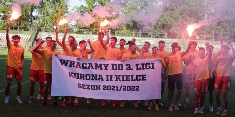 11.06.2022 Kielce. Mecz Korona II Kielce - Pogoń Staszów. Korona awansuje do II ligi / Jarosław Kubalski / Radio Kielce