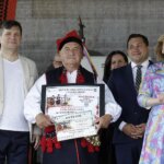 12.06.2022 Kielce. Buskie Spotkania z Folklorem. Gala finałowa przed WDK. Na zdjęciu od lewej: senator Jacek Włosowicz, Edward Gola, dyrektor WDK Adrian Ścipiór i wiceminister sportu i turystyki Anna Krupka / Jarosław Kubalski / Radio Kielce