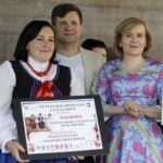 12.06.2022 Kielce. Buskie Spotkania z Folklorem. Gala finałowa przed WDK. Na zdjęciu od lewej:  zespół śpiewaczy Marzyszanki senator Jacek Włosowicz, wiceminister sportu i turystyki Anna Krupka i dyrektor WDK Adrian Ścipiór  / Jarosław Kubalski / Radio Kielce