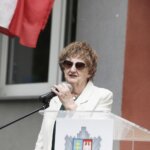 12.06.2022. Kielce. Święto 2. Pułku Artylerii Lekkiej Legionów. Uroczystość przed  Pomnikiem Pamięci 2 PALL. Na zdjęciu Danuta Żbikowska - prezes Stowarzyszenia Rodzin i Sympatyków 2. Pułku Artylerii Lekkiej Legionów / Jarosław Kubalski / Radio Kielce