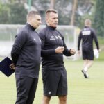 14.06.2022 Kielce. Trening piłkarzy Korony Kielce. Na zdjeciu trenerzy Michał Macek i Leszek Ojrzyński / Jarosław Kubalski / Radio Kielce