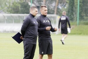 14.06.2022 Kielce. Trening piłkarzy Korony Kielce. Na zdjeciu trenerzy Michał Macek i Leszek Ojrzyński / Jarosław Kubalski / Radio Kielce