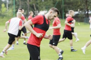 14.06.2022 Kielce. Trening piłkarzy Korony Kielce. Nowy zawodnik Adam Deja / Jarosław Kubalski / Radio Kielce