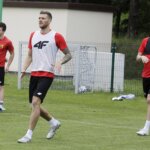 14.06.2022 Kielce. Trening piłkarzy Korony Kielce. Nowi zawodnicy Miłosz Trojak ( w białej koszulce) i Adam Deja ( z prawej) / Jarosław Kubalski / Radio Kielce