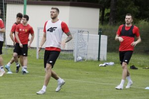 14.06.2022 Kielce. Trening piłkarzy Korony Kielce. Nowi zawodnicy Miłosz Trojak ( w białej koszulce) i Adam Deja ( z prawej) / Jarosław Kubalski / Radio Kielce