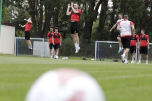 14.06.2022 Kielce. Trening piłkarzy Korony Kielce / Jarosław Kubalski / Radio Kielce