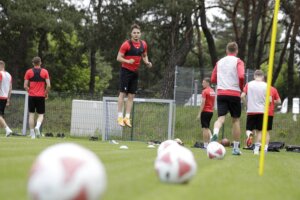 14.06.2022 Kielce. Trening piłkarzy Korony Kielce / Jarosław Kubalski / Radio Kielce