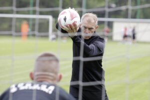 14.06.2022 Kielce. Trening piłkarzy Korony Kielce. Nowy trener bramkarzy Jarosław Tkocz / Jarosław Kubalski / Radio Kielce