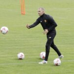 14.06.2022 Kielce. Trening piłkarzy Korony Kielce. Nowy trener bramkarzy Jarosław Tkocz / Jarosław Kubalski / Radio Kielce