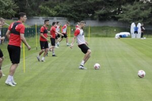 14.06.2022 Kielce. Trening piłkarzy Korony Kielce / Jarosław Kubalski / Radio Kielce