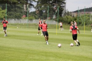 14.06.2022 Kielce. Trening piłkarzy Korony Kielce / Jarosław Kubalski / Radio Kielce