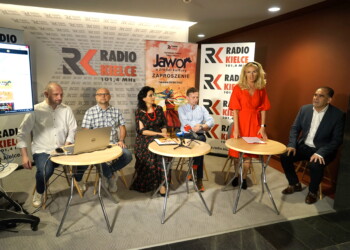 21.06.2022. Radio Kielce. Śniadanie prasowe. Na zdjęciu (od lewej): Robert Felczak - Radio Kielce, Rafał Szymczyk - Radio Kielce, Magdalena Sitek- Radio Kielce, Paweł Solarz - Radio Kielce, Renata Morąg - sekretarz redakcji, Janusz Knap - Prezes zarządu Radia Kielce / Fot. Piotr Kwaśniewski - Radio Kielce