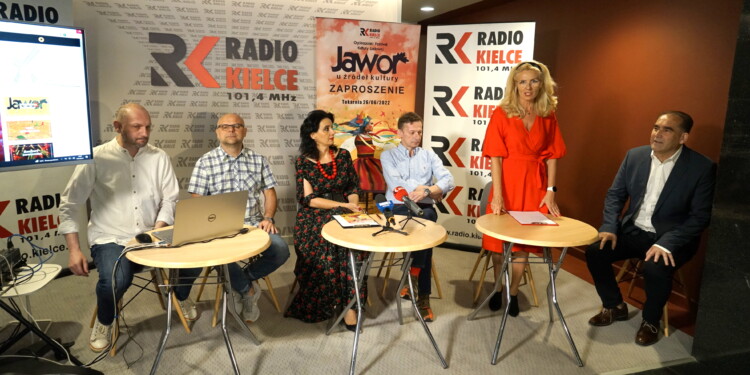 21.06.2022. Radio Kielce. Śniadanie prasowe. Na zdjęciu (od lewej): Robert Felczak - Radio Kielce, Rafał Szymczyk - Radio Kielce, Magdalena Sitek- Radio Kielce, Paweł Solarz - Radio Kielce, Renata Morąg - sekretarz redakcji, Janusz Knap - Prezes zarządu Radia Kielce / Fot. Piotr Kwaśniewski - Radio Kielce