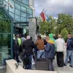 21.06.2022. Kielce. Narodowy Bank Polski Oddział Okręgowy w Kielcach. Kolejka do zakupu srebrnych monet kolekcjonerskich / Fot. Sebastian Kalwat - Radio Kielce