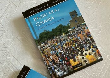 Na zdjęciu: okładka książki "Rajski kraj Ghana" abpa Henryka Jagodzińskiego / Marlena Płaska / Radio Kielce
