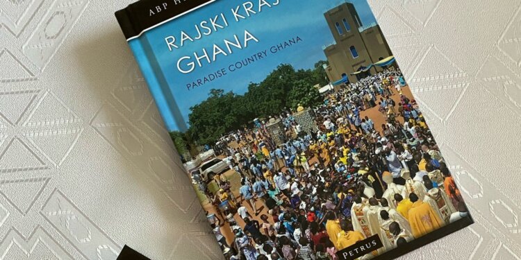 Na zdjęciu: okładka książki "Rajski kraj Ghana" abpa Henryka Jagodzińskiego / Marlena Płaska / Radio Kielce