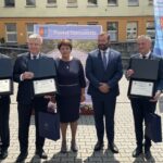 02.06.2022. Ostrowiec Św. Otwarcie lądowiska dla śmigłowców na dachu Szpitala Powiatowego. Na zdjęciu (od lewej): poseł Andrzej Kryj, senator Jarosław Rusiecki, Marzena Dębniak - starosta ostrowiecki, Tomasz Kopiec - dyrektor naczelny ZOZ w Ostrowcu Św., Zbigniew Koniusz - wojewoda świetokrzyski / Emilia Sitarska / Radio Kielce