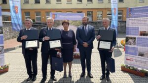 02.06.2022. Ostrowiec Św. Otwarcie lądowiska dla śmigłowców na dachu Szpitala Powiatowego. Na zdjęciu (od lewej): poseł Andrzej Kryj, senator Jarosław Rusiecki, Marzena Dębniak - starosta ostrowiecki, Tomasz Kopiec - dyrektor naczelny ZOZ w Ostrowcu Św., Zbigniew Koniusz - wojewoda świetokrzyski / Emilia Sitarska / Radio Kielce