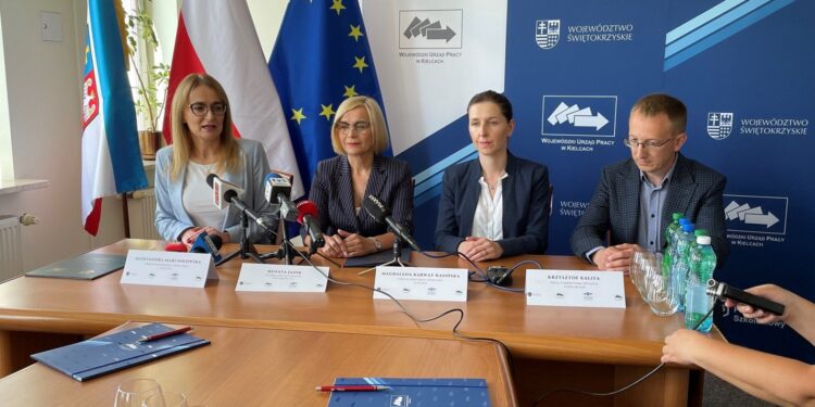 06.06.2022. Kielce. Na zdjęciu (od lewej): Aleksandra Marcinkowska - dyrektor Wojewódzkiego Urzędu Pracy w Kielcach, Renata Janik - wicemarszałek województwa świętokrzyskiego, Magdalena Karwat-Kasińska - dyrektor Powiatowego Urzędu Pracy w Kielcach, Krzysztof Kalita - prezes Stowarzyszenie Integracja Europa Wschód / Daniel Lenart / Radio Kielce