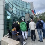 21.06.2022. Kielce. Narodowy Bank Polski Oddział Okręgowy w Kielcach. Kolejka do zakupu srebrnych monet kolekcjonerskich / Fot. Sebastian Kalwat - Radio Kielce