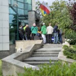 21.06.2022. Kielce. Narodowy Bank Polski Oddział Okręgowy w Kielcach. Kolejka do zakupu srebrnych monet kolekcjonerskich / Fot. Sebastian Kalwat - Radio Kielce