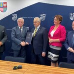 23.06.2022. Kielce. Podpisanie preumowy na realizację inwestycji polegającej na wymianie źródeł ciepła dla szpitali. Na zdjęciu (od lewej:) Zbigniew Duda - dyrektor Elektrociepłowni Kielce, Andrzej Bętkowski - marszałek województwa świętokrzyskiego, prof. Stanisław Góźdź - dyrektor ŚCO, Magdalena Zieleń - radna sejmiku, Marek Bogusławski - wicemarszałek województwa świętokrzyskiego