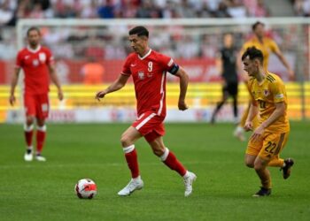 01.06.2022. Wrocław. Mecz Ligi Narodów Polska - Walia. Na zdjęciu (przy piłce): Robert Lewandowski - kapitan reprezentacji Polski / Maciej Kulczyński / PAP/